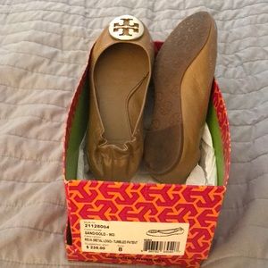 Tory Burch size 8. Sand/Gold Reva patient flats